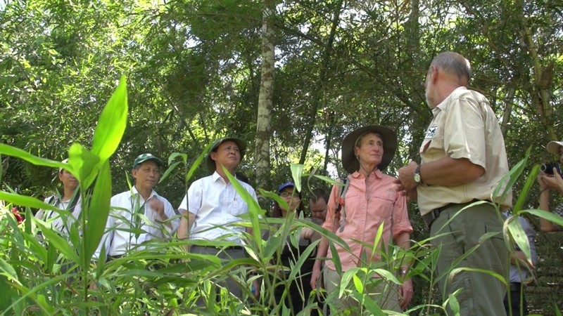 Nu Bo truong My gian di di tham Vuon quoc gia Cuc Phuong-Hinh-2